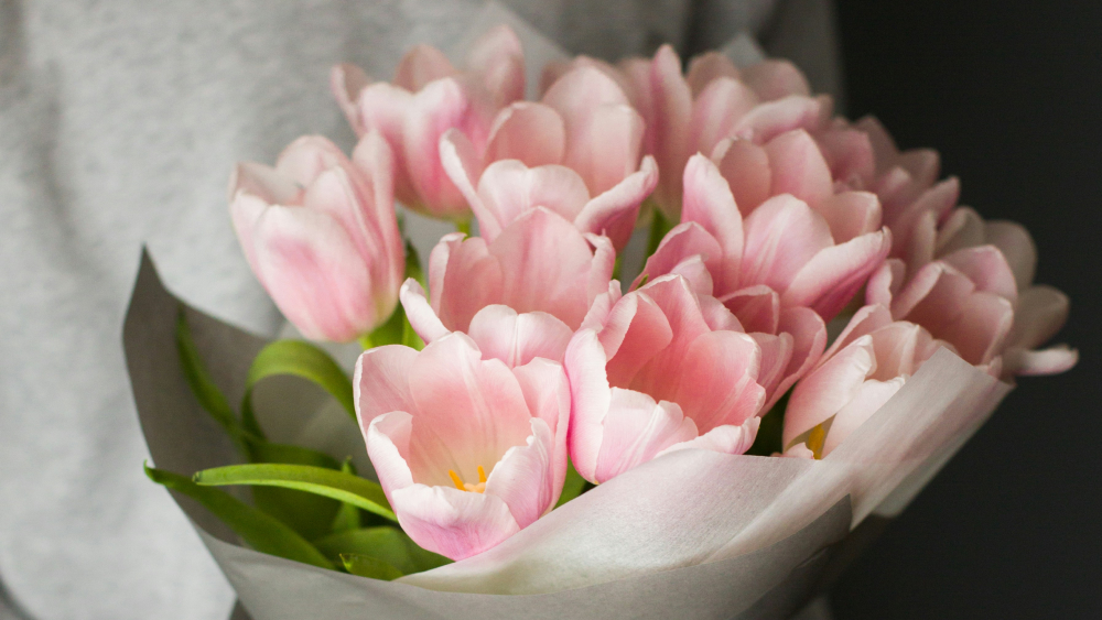 Welcoming with Blossoms: Best Flowers for Greeting Someone at the Airport